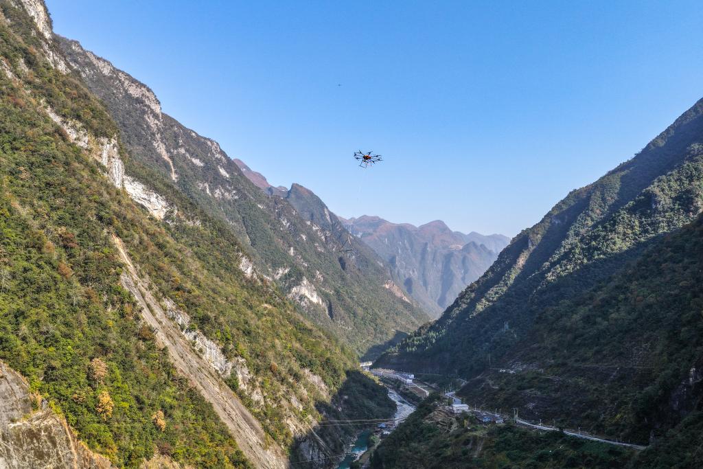 重庆：科技助力山区电网建设 大山峡谷秒变“坦途”