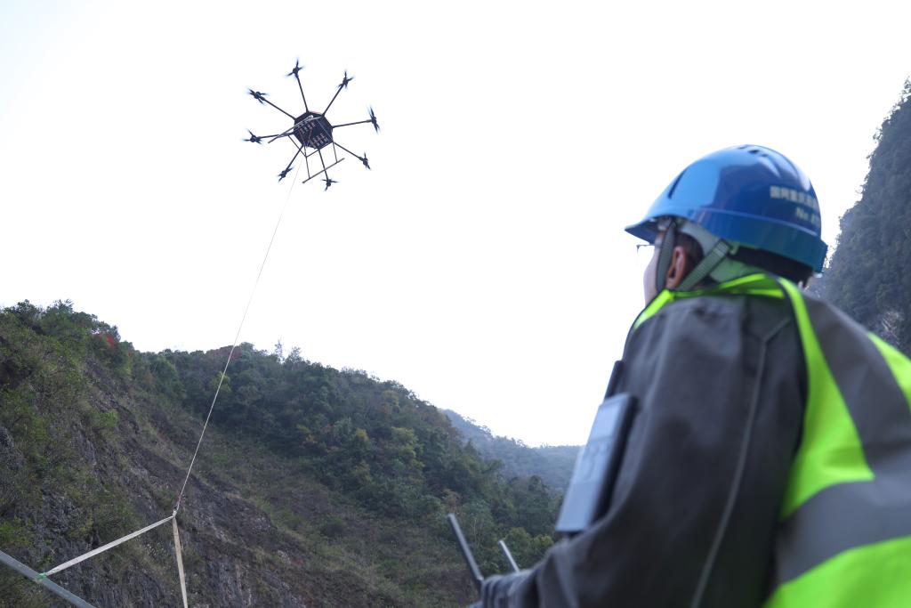 重庆：科技助力山区电网建设 大山峡谷秒变“坦途”