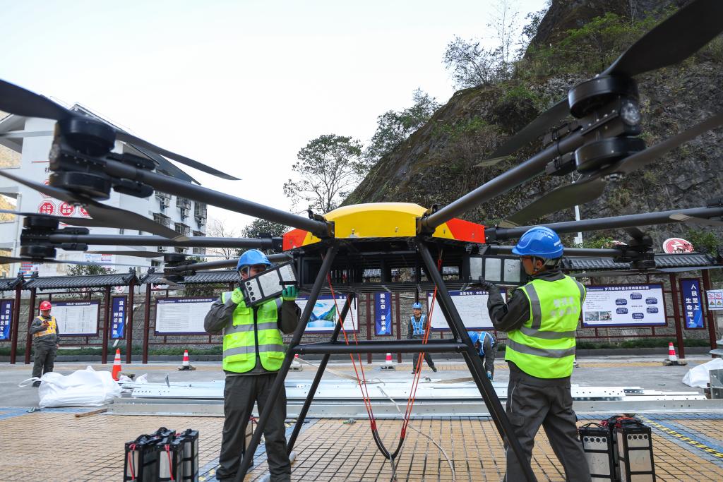 重庆：科技助力山区电网建设 大山峡谷秒变“坦途”