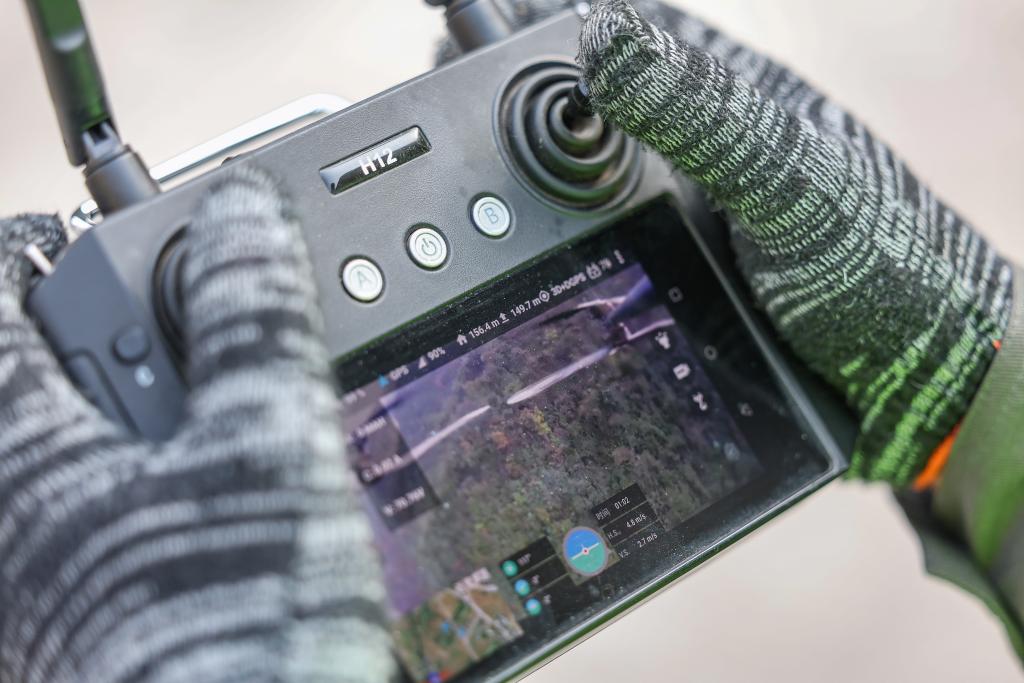 重庆：科技助力山区电网建设 大山峡谷秒变“坦途”