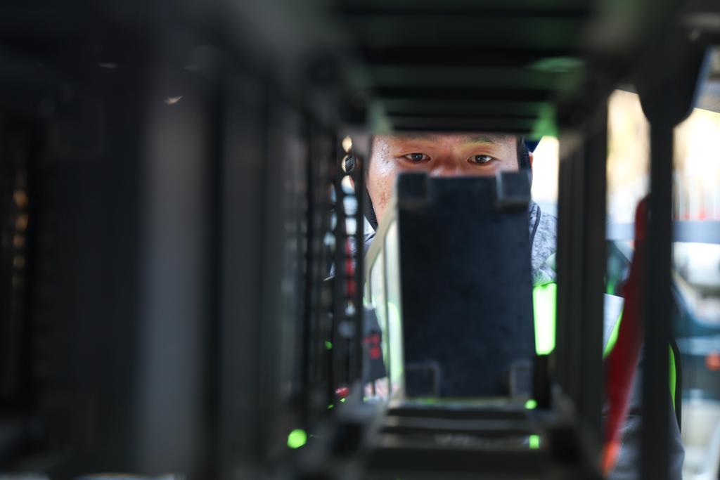 重庆：科技助力山区电网建设 大山峡谷秒变“坦途”