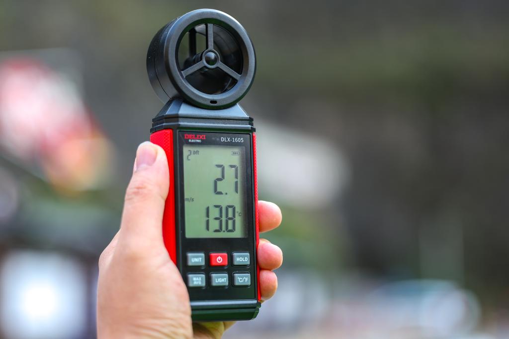 重庆：科技助力山区电网建设 大山峡谷秒变“坦途”