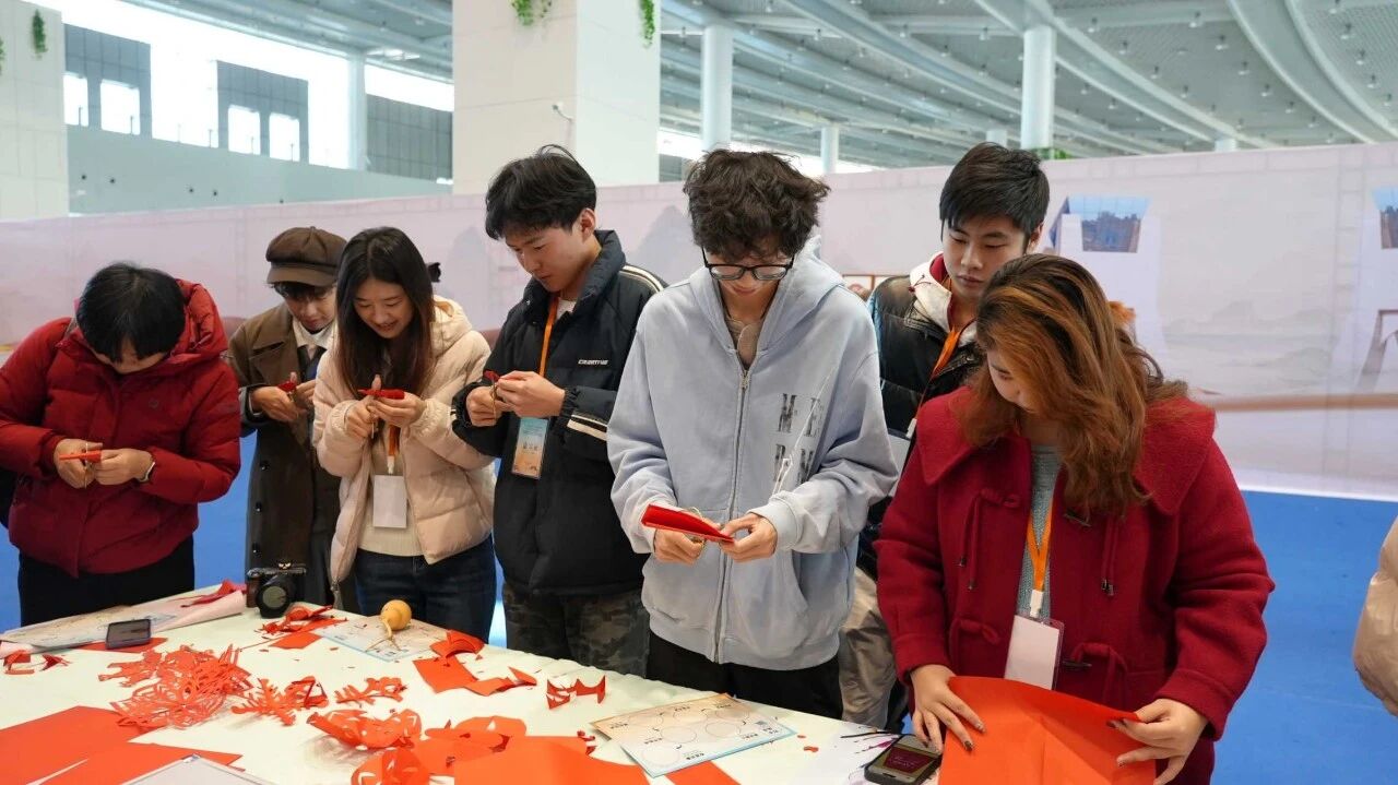 丝路青年相聚霍尔果斯 文化交融织就友谊新篇