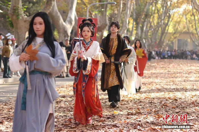 东南大学最美200米落叶景观华丽“上线”