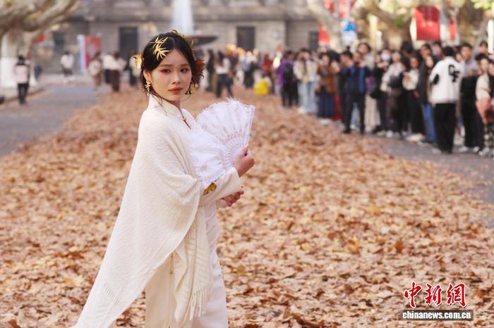 东南大学最美200米落叶景观华丽“上线”