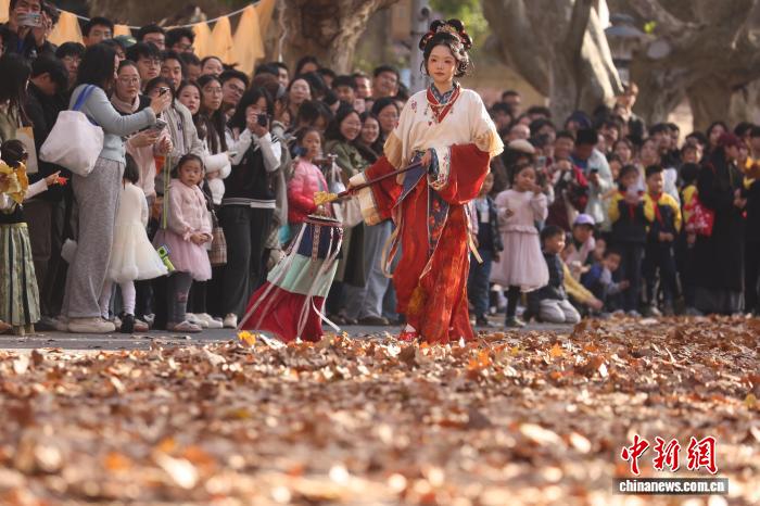 东南大学最美200米落叶景观华丽“上线”