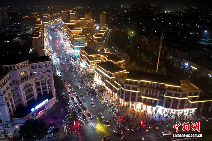 安徽广德“三件套”出圈 江浙等地游客排队打卡 安徽广德“三件套”出圈江浙等地游客排队打卡