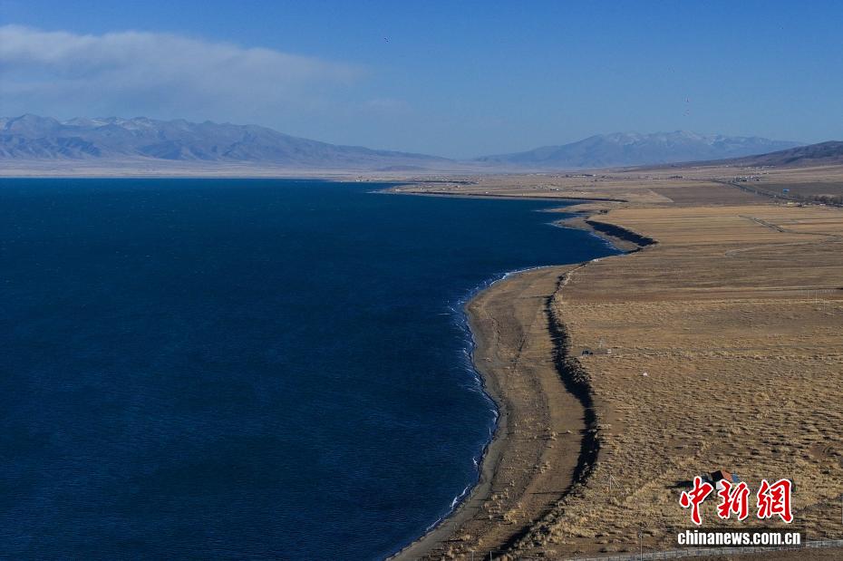 航拍冬日青海湖：湖水湛蓝 万物静谧