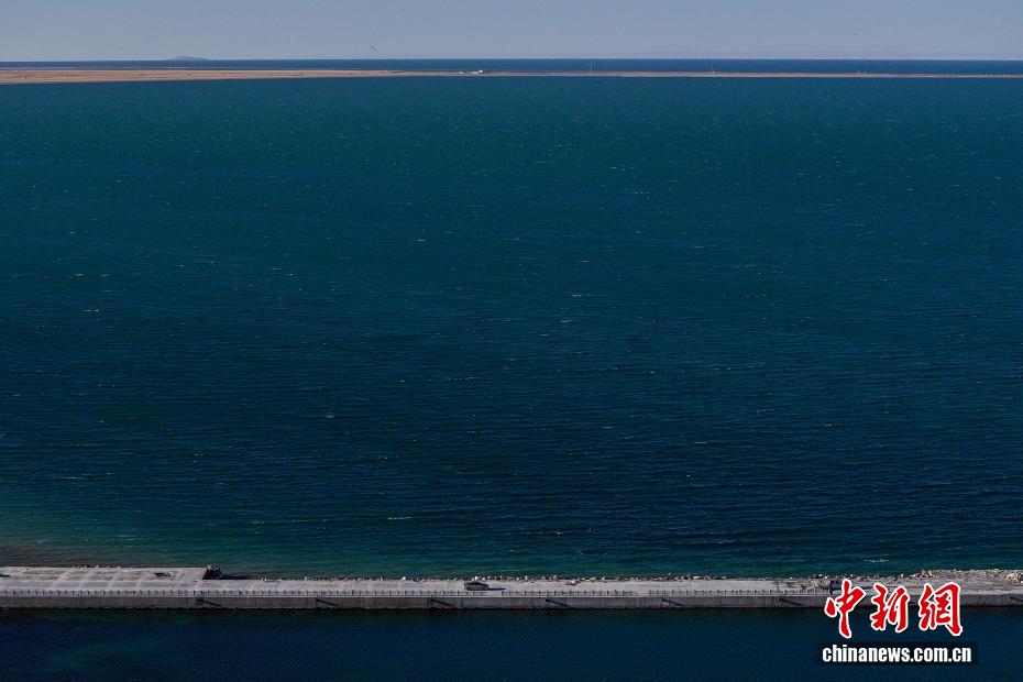 航拍冬日青海湖：湖水湛蓝 万物静谧