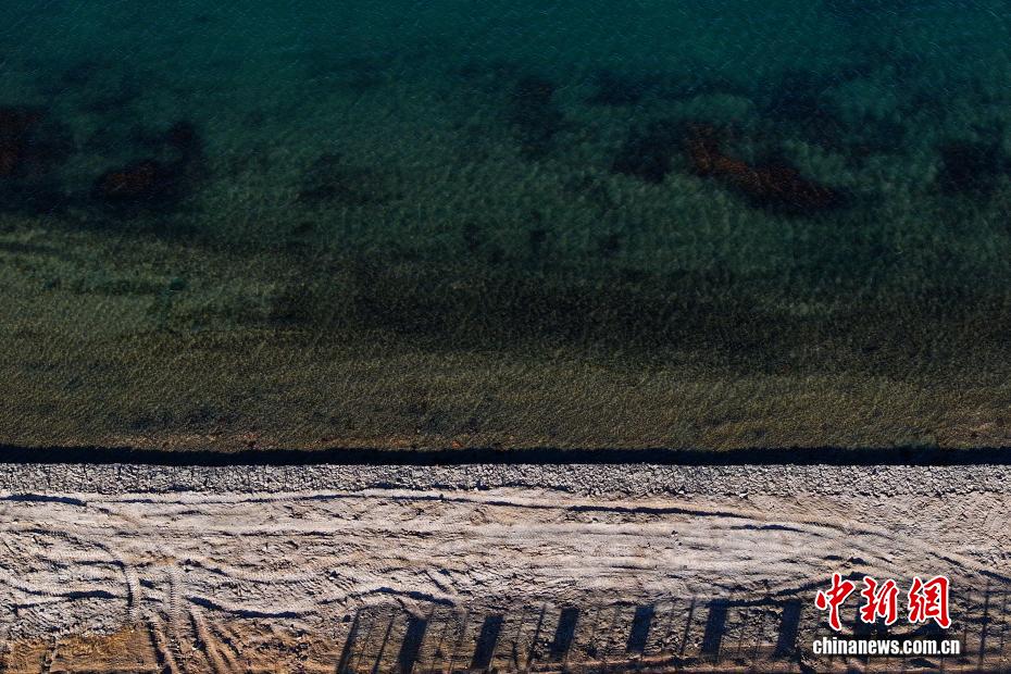 航拍冬日青海湖：湖水湛蓝 万物静谧