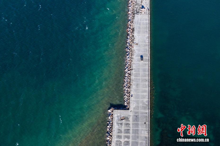 航拍冬日青海湖：湖水湛蓝 万物静谧