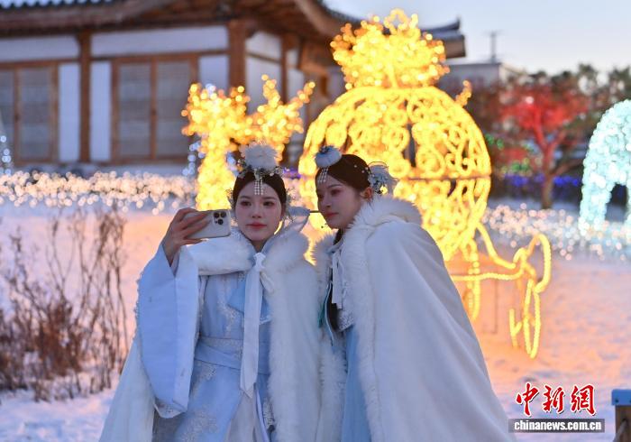 延吉民俗园旅拍火热 冰雪难挡游客热情