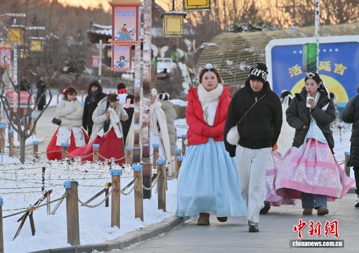 延吉民俗园旅拍火热 冰雪难挡游客热情