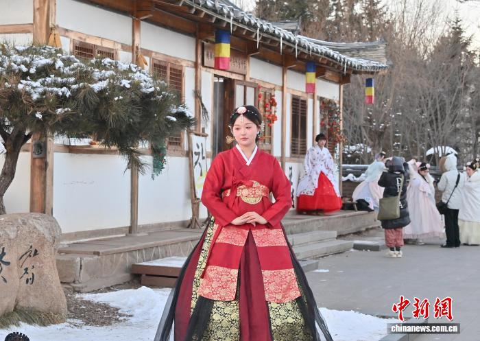 延吉民俗园旅拍火热 冰雪难挡游客热情