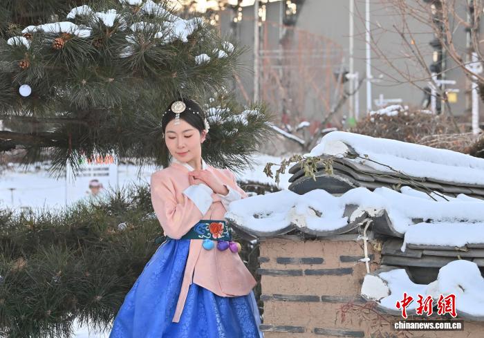 延吉民俗园旅拍火热 冰雪难挡游客热情