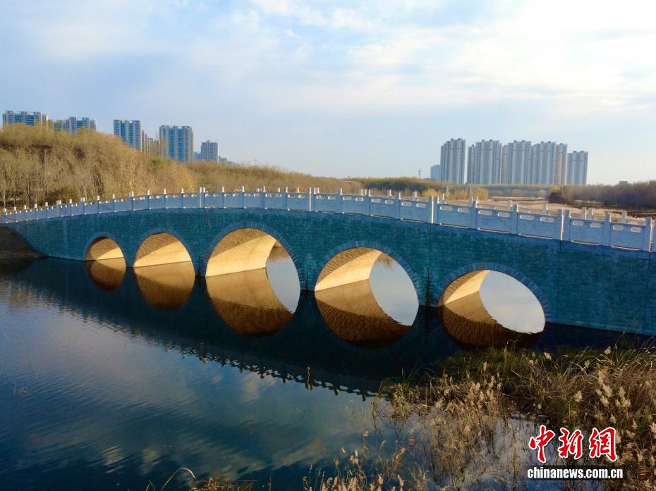 冬日郑州上映“金光穿洞”景观