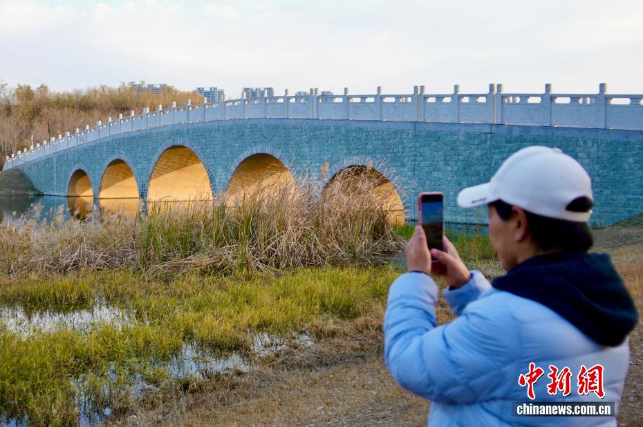 冬日郑州上映“金光穿洞”景观