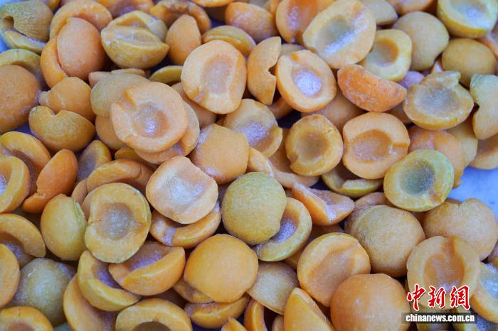 黑龙江哈尔滨变“天然大冰箱”冻货摆上街头售卖 黑龙江哈尔滨变“天然大冰箱”冻货摆上街头售卖