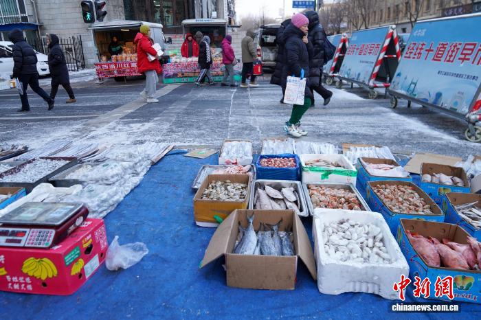 黑龙江哈尔滨变“天然大冰箱”冻货摆上街头售卖