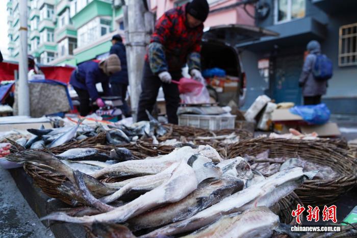 黑龙江哈尔滨变“天然大冰箱”冻货摆上街头售卖