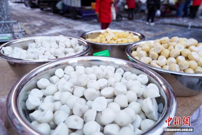 黑龙江哈尔滨变“天然大冰箱”冻货摆上街头售卖