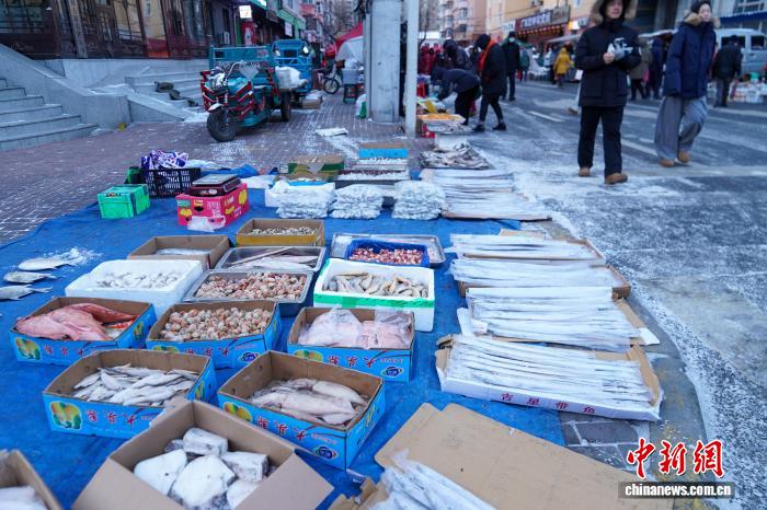 黑龙江哈尔滨变“天然大冰箱”冻货摆上街头售卖
