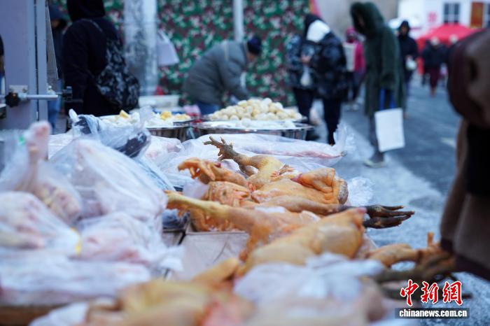 黑龙江哈尔滨变“天然大冰箱”冻货摆上街头售卖