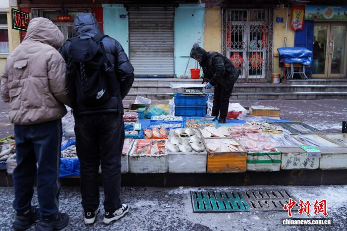 黑龙江哈尔滨变“天然大冰箱”冻货摆上街头售卖