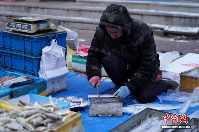 黑龙江哈尔滨变“天然大冰箱”冻货摆上街头售卖