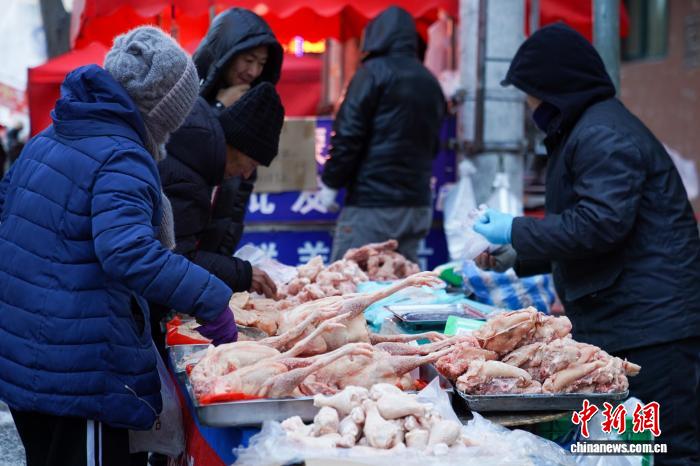 黑龙江哈尔滨变“天然大冰箱”冻货摆上街头售卖