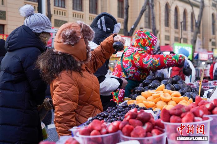 黑龙江哈尔滨变“天然大冰箱”冻货摆上街头售卖