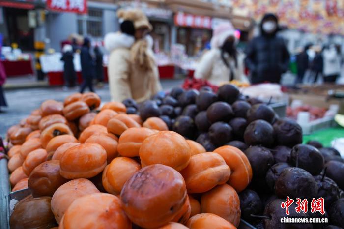 黑龙江哈尔滨变“天然大冰箱”冻货摆上街头售卖