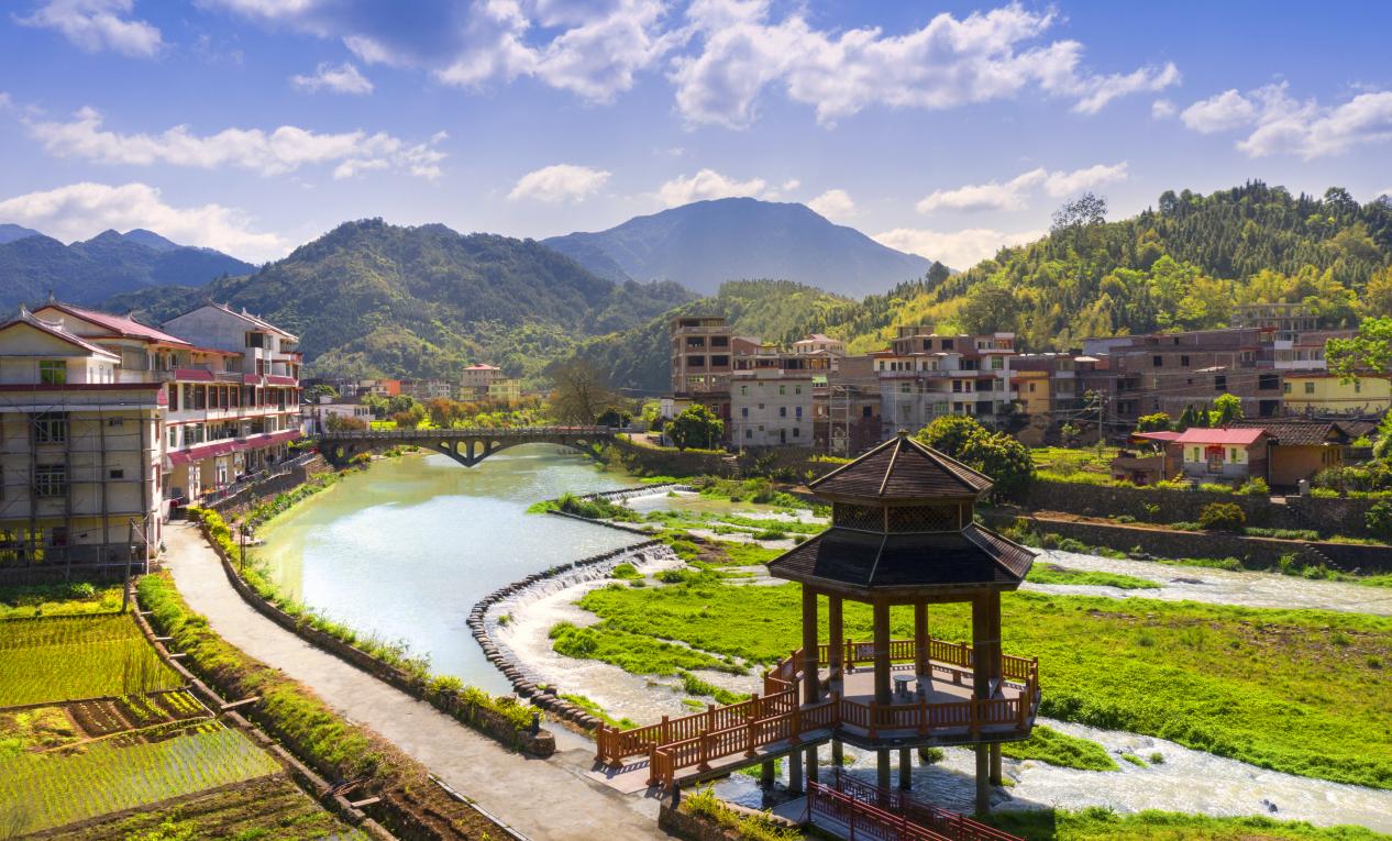 福建永春湖洋镇“老兵河长”黄发明：迷彩护碧水，河畔践担当