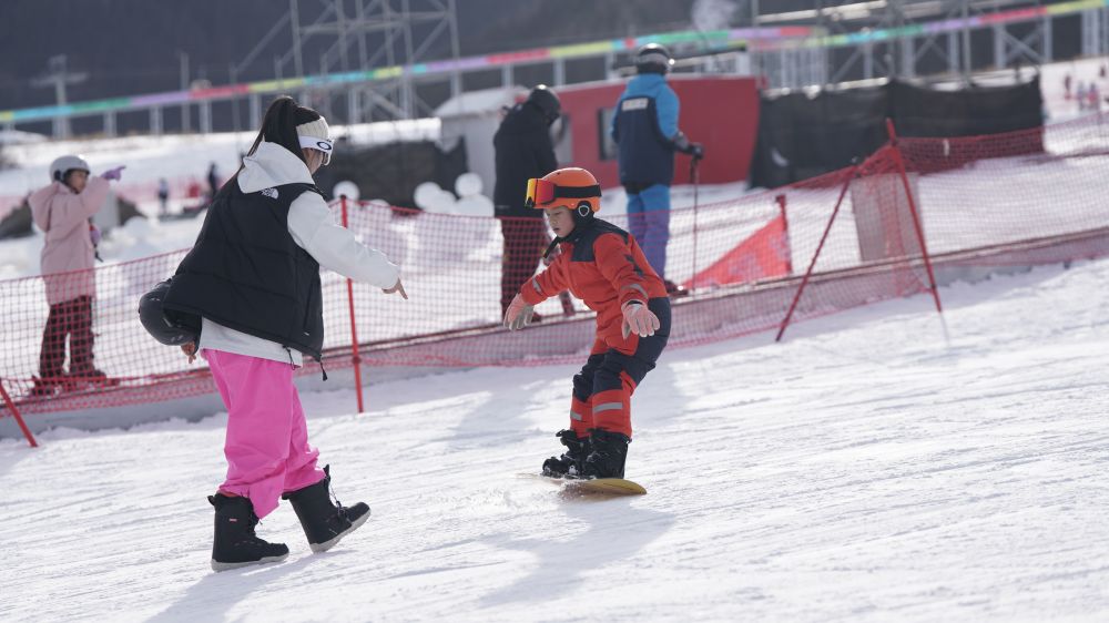 新疆首个“雪假” 滑雪场成了孩子们的主场 新疆首个“雪假” 滑雪场成了孩子们的主场