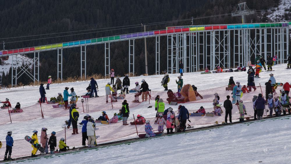 新疆首个“雪假” 滑雪场成了孩子们的主场 新疆首个“雪假” 滑雪场成了孩子们的主场
