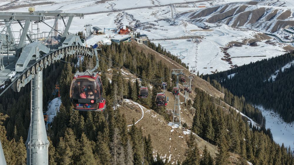 新疆首个“雪假” 滑雪场成了孩子们的主场 新疆首个“雪假” 滑雪场成了孩子们的主场