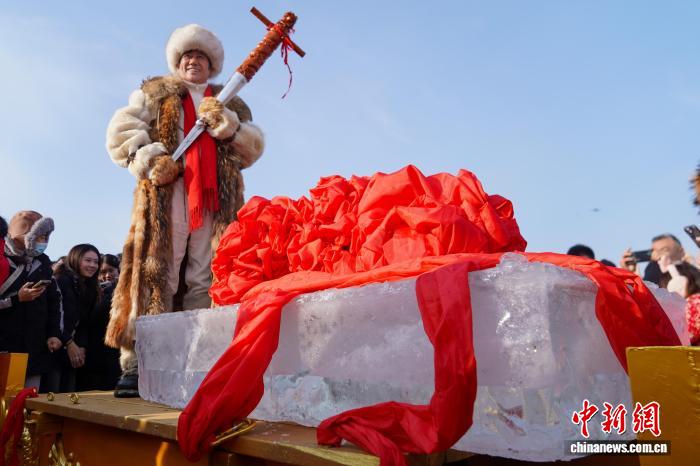 哈尔滨采冰节启幕 千人唱号子“采头冰”