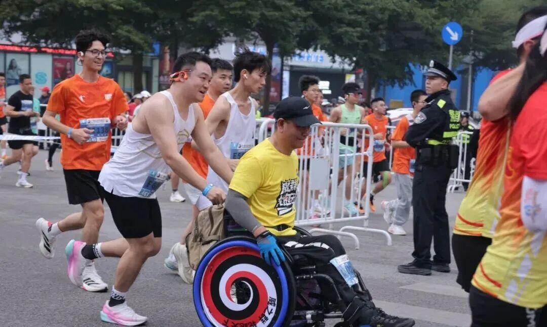 2025南宁马拉松赛|文明与热情共舞 奔跑与温情同行