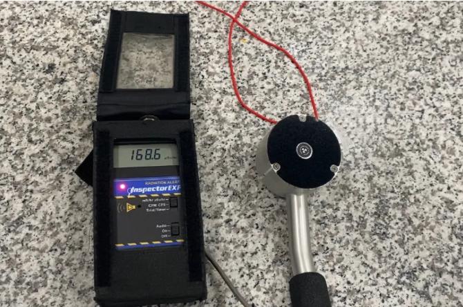 大连周水子机场海关查获放射性超标“护身符”1枚