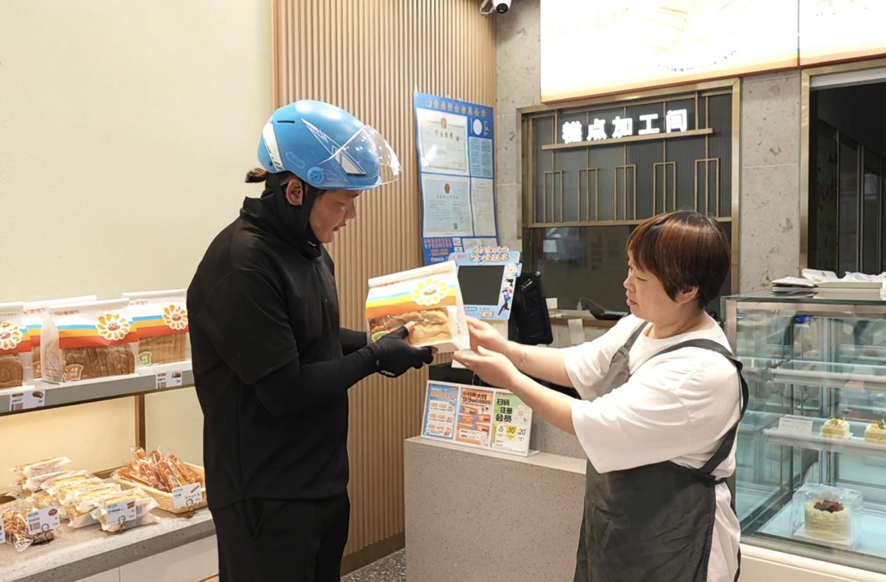 温暖不停 不止冬季 “相小团外卖快递青年服务计划”一路相伴