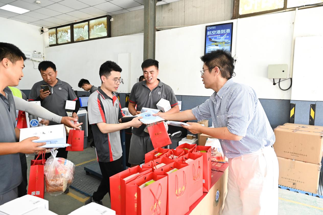 温暖不停 不止冬季 “相小团外卖快递青年服务计划”一路相伴