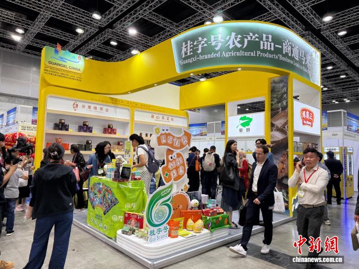 “桂字号”农产品借展会开拓马来西亚市场--中国新闻网 图为“桂字号”农产品展位。广西农业农村厅供图