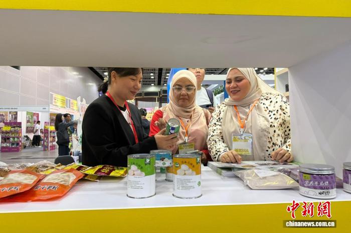 “桂字号”农产品借展会开拓马来西亚市场--中国新闻网 图为客商选购“桂字号”农产品。广西农业农村厅供图