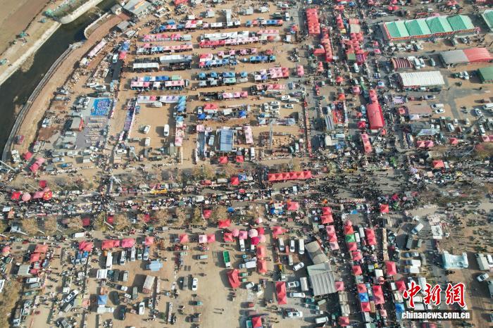 山东临沂：民众畅游曹洼大集