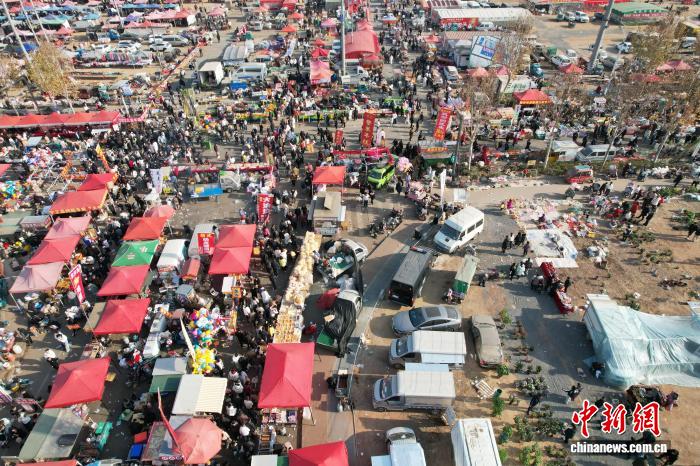 山东临沂：民众畅游曹洼大集