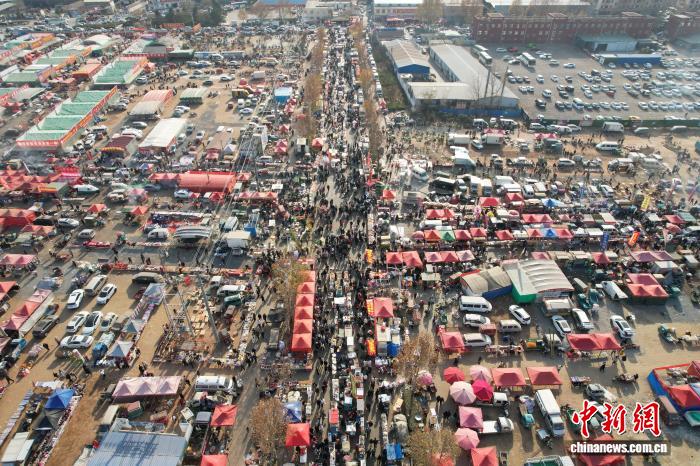 山东临沂：民众畅游曹洼大集