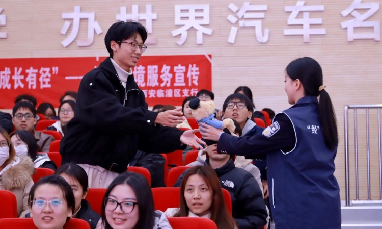 西安经开区:反诈课堂进校园 警校携手筑防线 西安经开区:反诈课堂进校园 警校携手筑防线