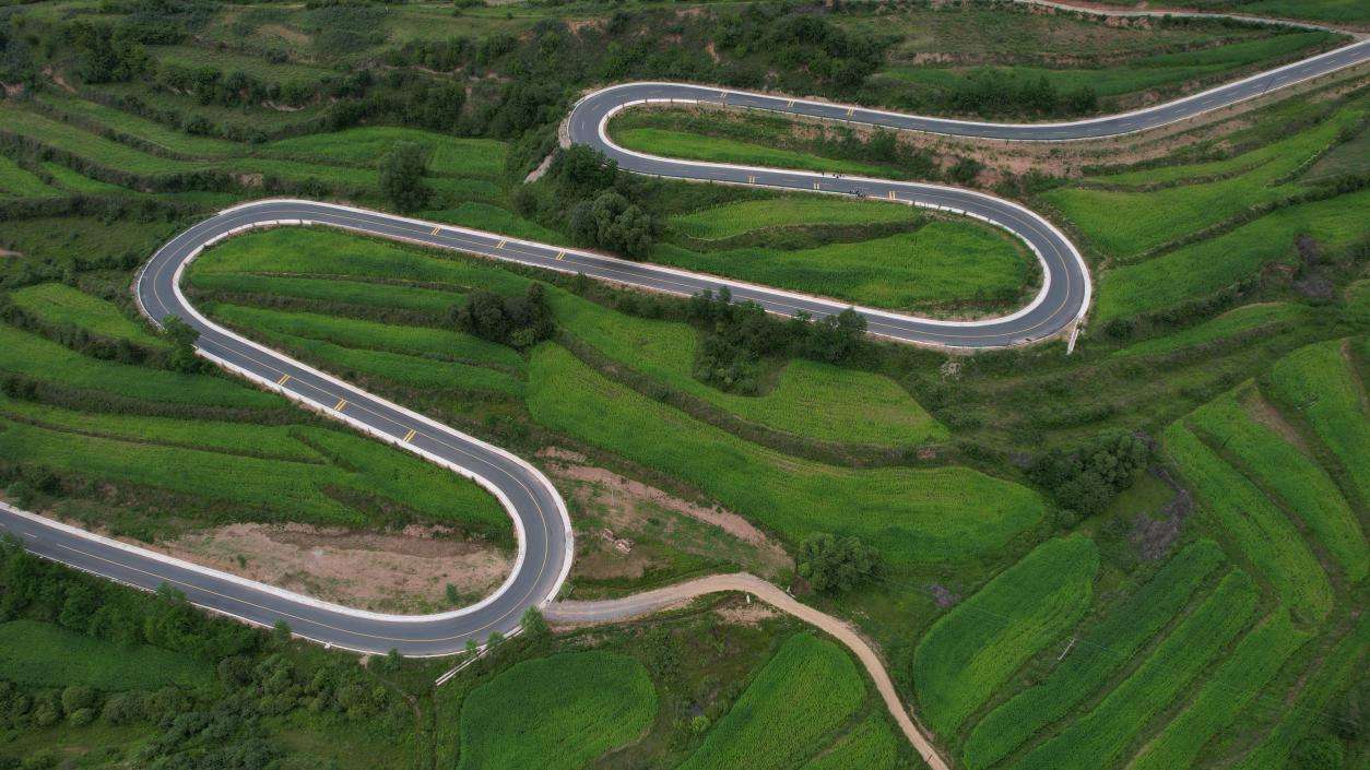 甘肃:“四好农村路”助力和美乡村建设 甘肃:“四好农村路”助力和美乡村建设