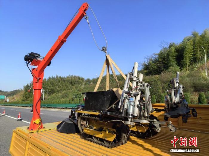 江西高速公路养护所自主研发“清沟机器人”投入使用