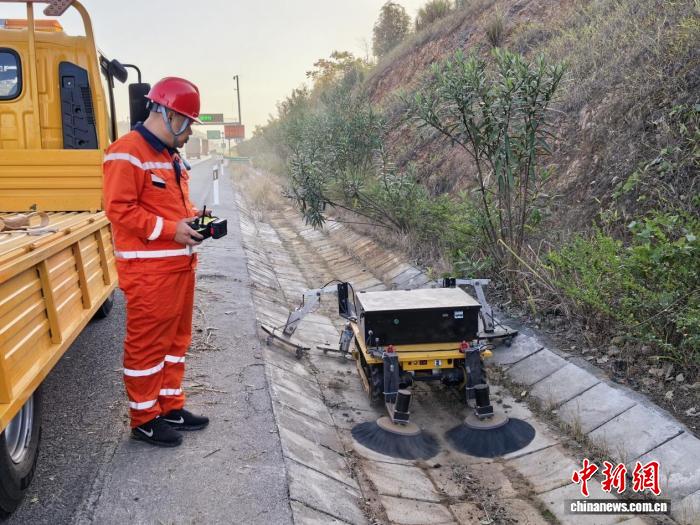 江西高速公路养护所自主研发“清沟机器人”投入使用
